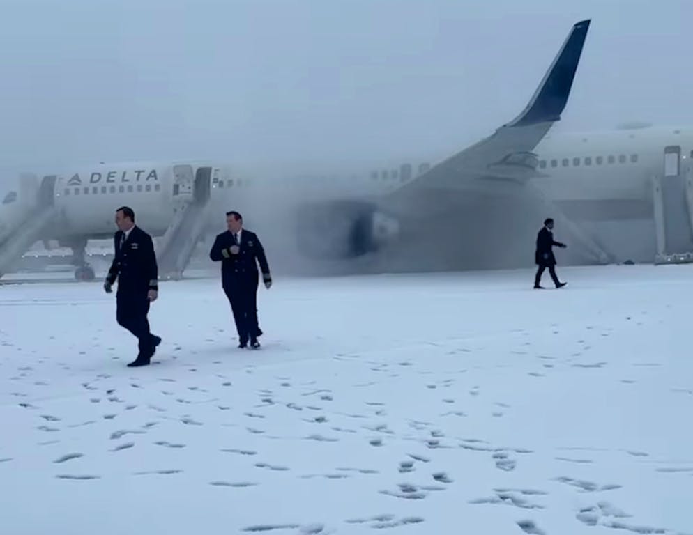 In einem Video ist zu sehen, wie Passagiere das Flugzeug über die Notrutschen verlassen.