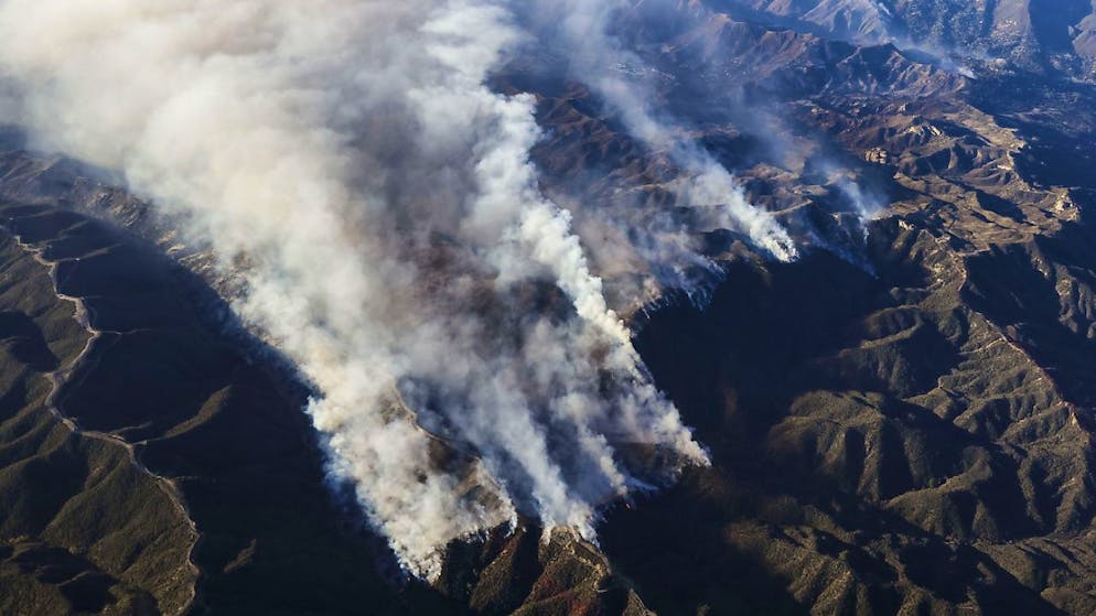 Feux à Los Angeles: le vent faiblit, les critiques se multiplient - Gallery. L'incendie le plus important a brûlé plus de 8000 hectares sur la côte de Malibu et le quartier huppé de Pacific Palisades, où les pompiers ont affirmé commencer à contrôler les flammes.