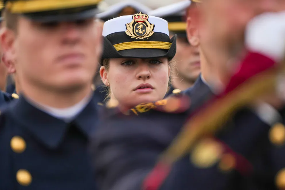 Prinzessin Leonor startet lange und harte Seereise. Im Rahmen ihrer militärischen Ausbildung stach Prinzessin Leonor, die ältere der beiden Töchter von König Felipe VI. und Königin Letizia, im Hafen von Cádiz im Südwesten des Landes in See.