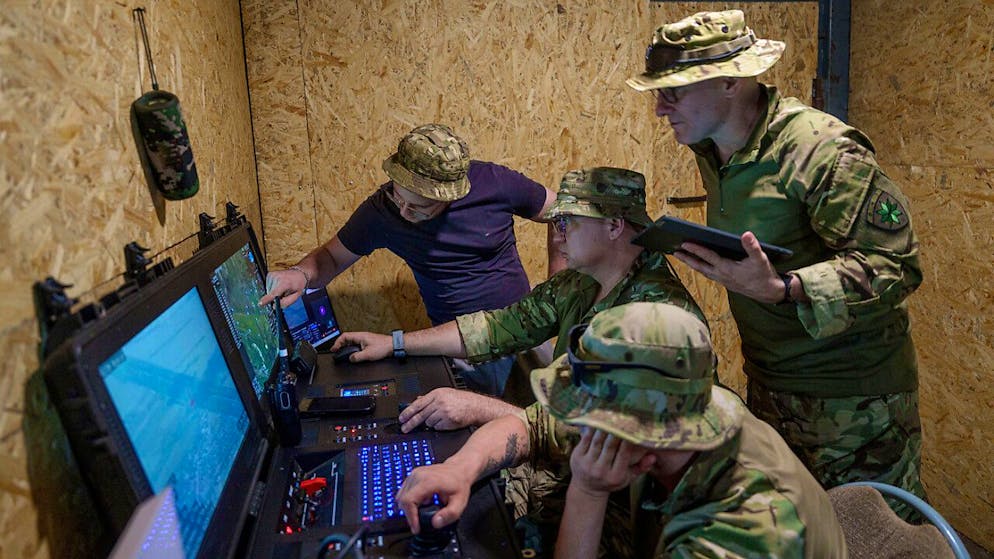 ARCHIV - SYMBOLBILD - Ukrainische Soldaten der Aufklärungseinheit Ochi bedienen eine Furia-Drohne bei einem Flug über russische Stellungen an der Frontlinie. Foto: Evgeniy Maloletka/AP/dpa