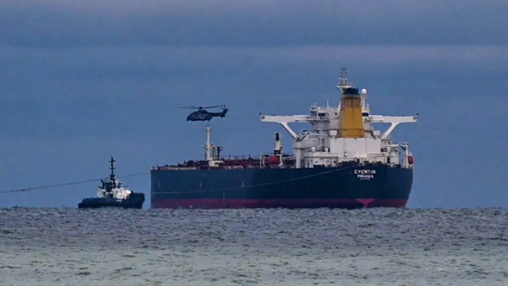 dpatopbilder - Der manövrierunfähige Tanker «Eventin» liegt zwischen Binz und Sassnitz auf der Reede Sassnitz. Foto: Stefan Sauer/dpa