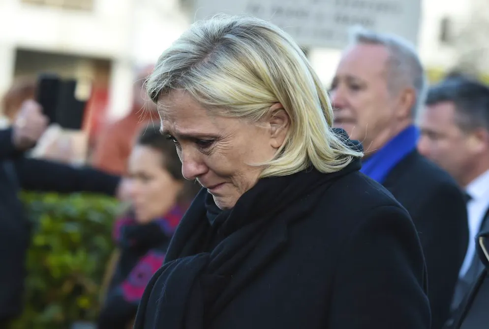 Marine Le Pen, leader de l’extrême droite française, lors des funérailles de son père, Jean-Marie Le Pen, ancien leader du parti d’extrême droite Front national, à La Trinité-sur-Mer, samedi 11 janvier 2025. MATHIEU PATTIER / AP