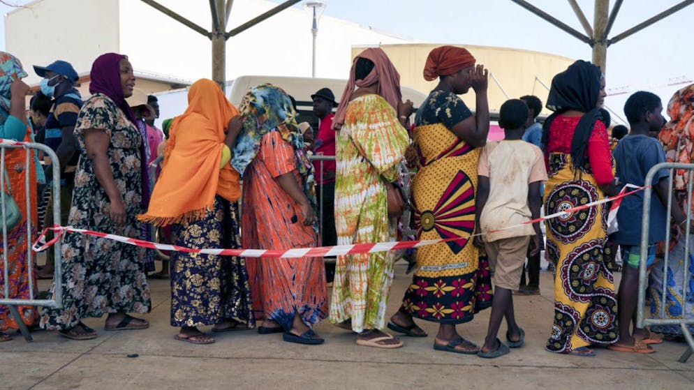 Une nouvelle tempête tropicale s'approche de Mayotte. Fin décembre, des femmes faisaient la queue à un point de distribution d'eau à Mamoudzou.