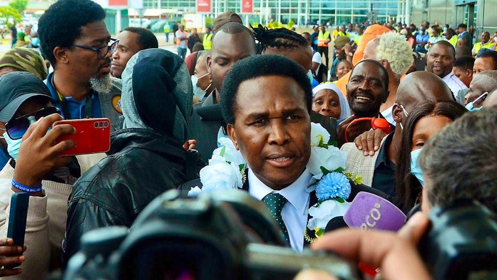 Mozambique's opposition leader Venancio Mondlane (M) talks to journalists on his arrival at Mavalane International Airport. Following serious unrest over the outcome of the presidential election in Mozambique, opposition politician Mondlane has returned from exile. Photo: Carlos Uqueio/AP/dpa