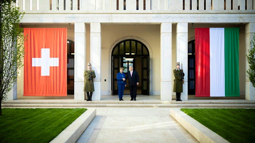 Au printemps dernier, le Premier ministre hongrois Viktor Orban a reçu Viola Amherd au siège du gouvernement à Budapest (archives).