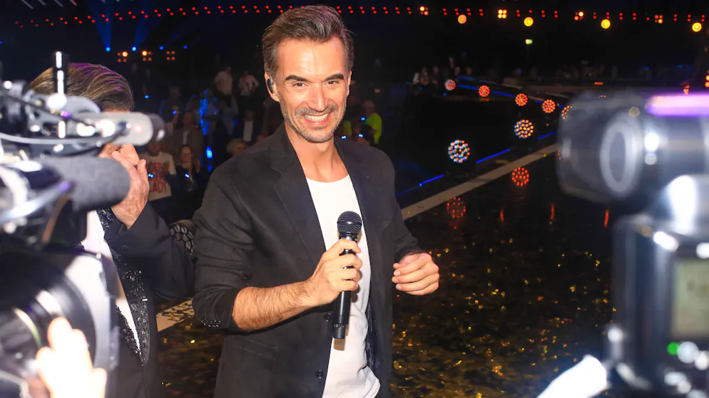 Singer has to hold out on a swing. Florian Silbereisen interrupts live show due to breakdown