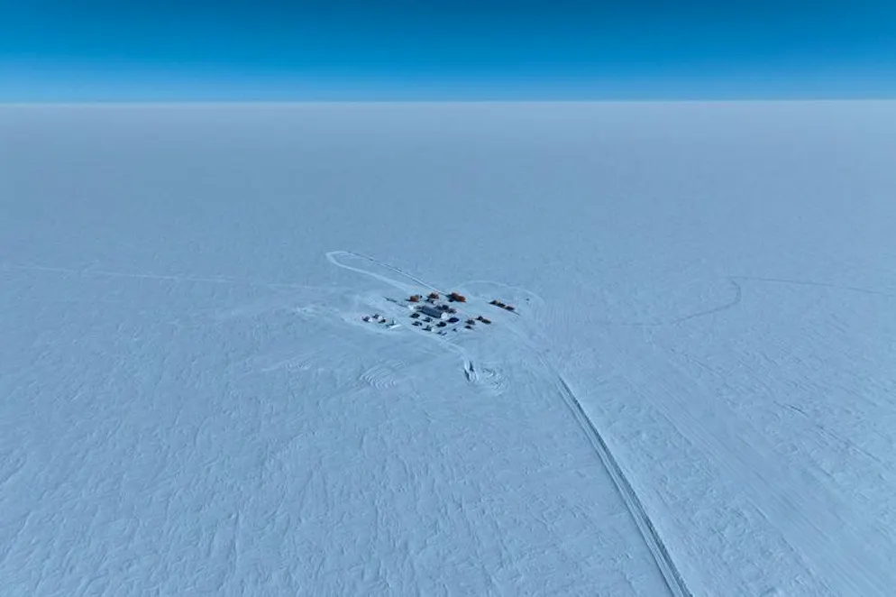Die Feldbasis und Bohrstation Little Dome C befindet sich in der östlichen Antarktis. 