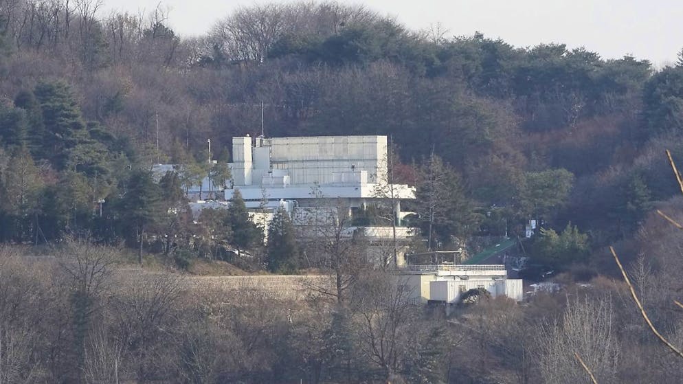 Le président sud-coréen déchu Yoon Suk-yeol vit retranché à son domicile, protégé par sa garde.