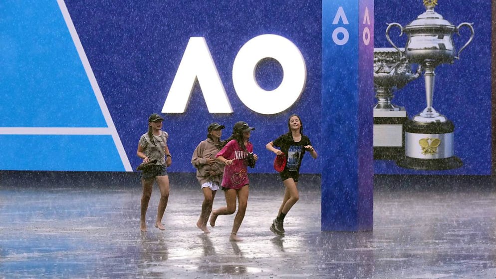 Flucht ins Trockene: Der Auftakt zum Australian Open gestaltet sich nass und stürmisch