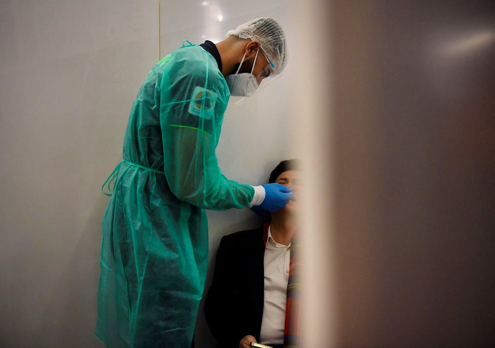 Plus de cinq ans après son apparition en Chine, le virus à l'origine du Covid-19 a officiellement atteint 777 millions de personnes et causé plus de sept millions de morts.