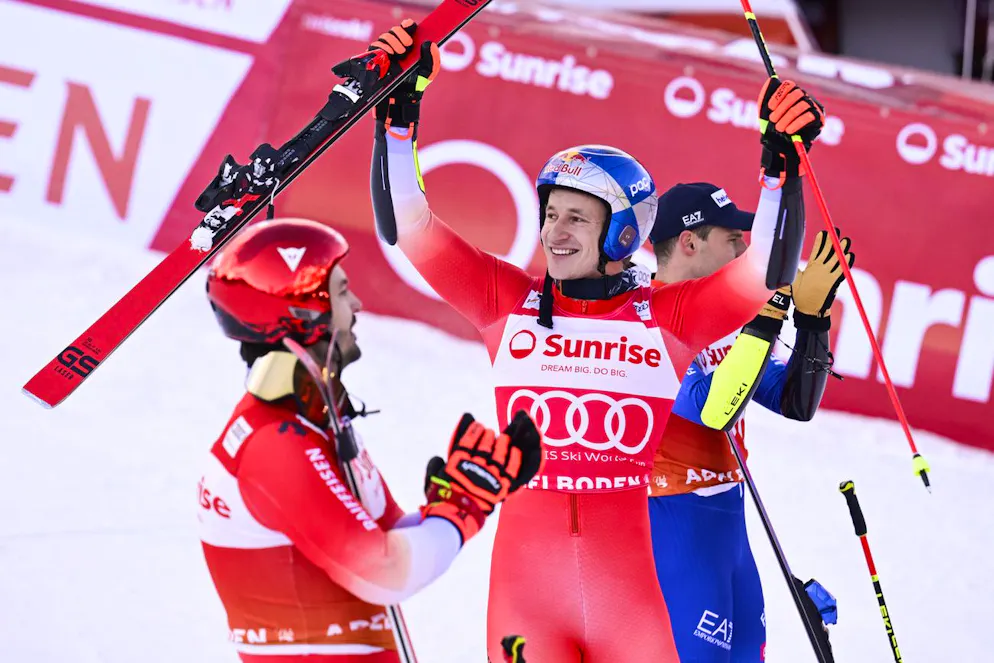 Marco Odermatt e Loïc Meillard festeggiano la doppietta svizzera davanti al pubblico di casa. Anche Luca de Aliprandini (dietro in blu) può festeggiare, essendosi assicurato il terzo posto grazie ad una seconda manche strepitosa.