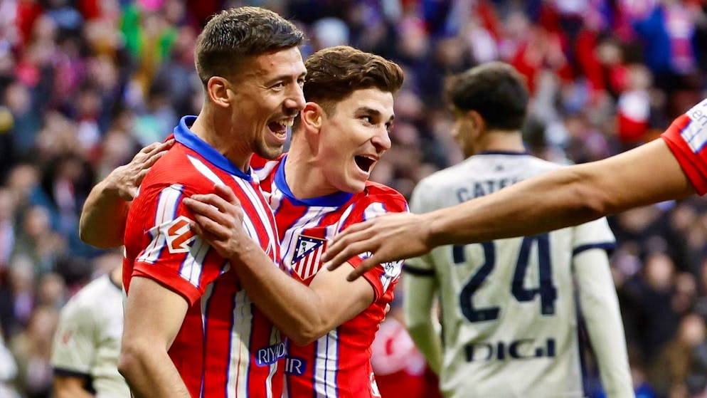 Julian Alvarez (à droite) a offert la victoire et la première place à l’Atlético de Madrid.