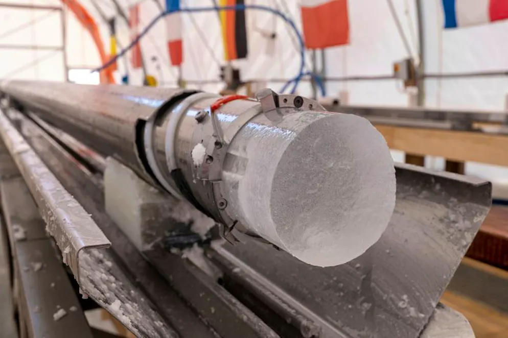 Ein von einem Forschungsteam gebohrter Eiskern wird auf der Feldbasis Little Dome C in der Ostantarktis während der Schneidephase gezeigt.