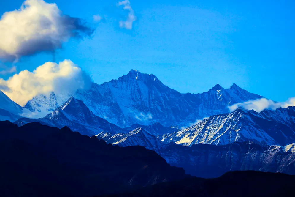 Three people have been killed in an avalanche on the eastern ridge of Punta Valgrande.