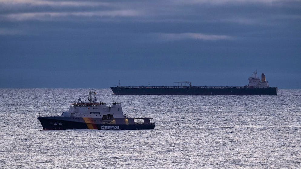 Der manövrierunfähige Tanker "Eventin" liegt zwischen Binz und Sassnitz auf der Reede Sassnitz. Vor dem  Öltanker fährt das Bundespolizeischiff BP82 "Bamberg". Foto: Stefan Sauer/dpa