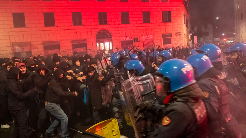 Auseinandersetzungen zwischen Demonstranten und der Polizei in Rom. Foto: Marco Di Gianvito/ZUMA Press Wire/dpa
