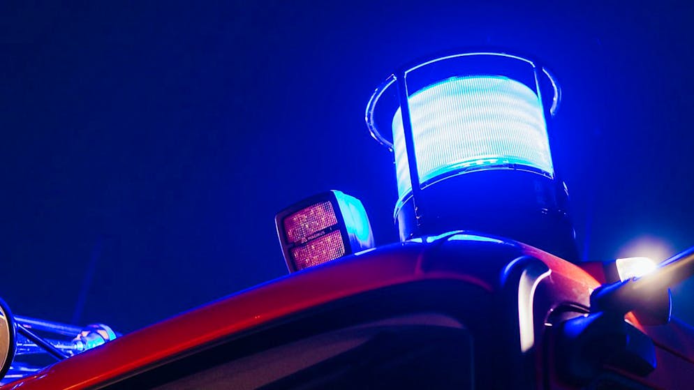 ARCHIV - Ein Blaulicht ist auf einem Feuerwehr-Einsatzfahrzeug montiert. Foto: Philipp von Ditfurth/dpa