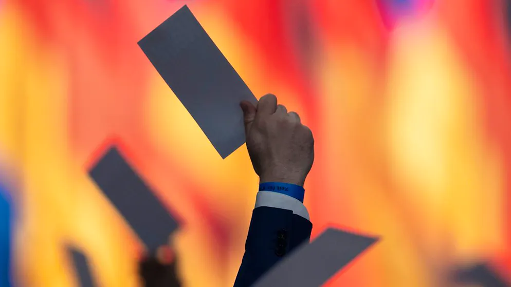 Abstimmung auf dem Bundesparteitag der AfD in Riesa. Foto: Sebastian Kahnert/dpa
