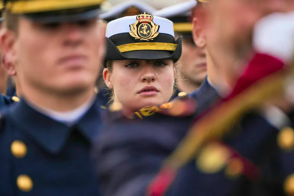 La principessa Leonor si imbarca in un lungo e difficile viaggio in mare. Nell'ambito del suo addestramento militare, la principessa Leonor, la maggiore delle due figlie del re Felipe VI e della regina Letizia, è salpata dal porto di Cadice, nel sud-ovest del Paese.