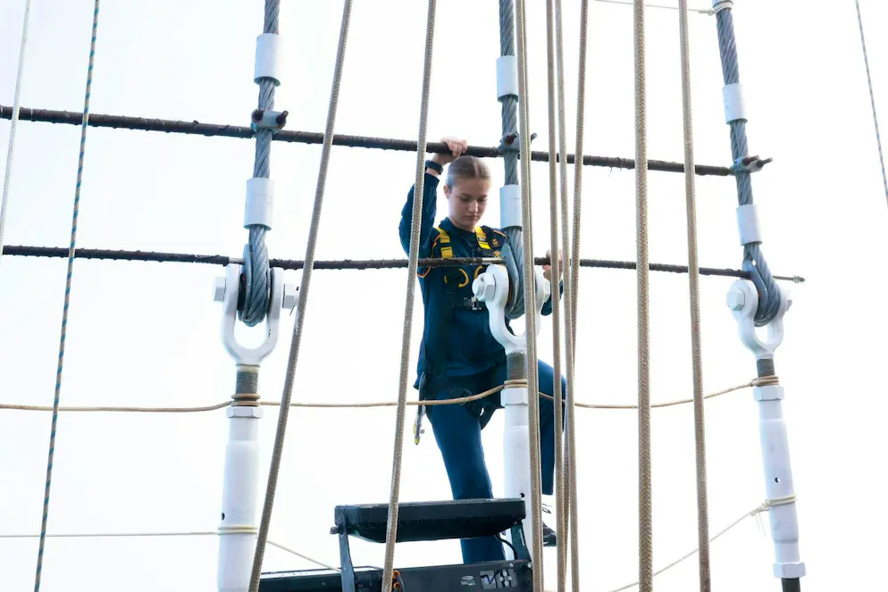 La principessa Leonor si imbarca in un lungo e difficile viaggio in mare. La principessa Leonor sta completando la seconda fase del suo addestramento militare in marina.