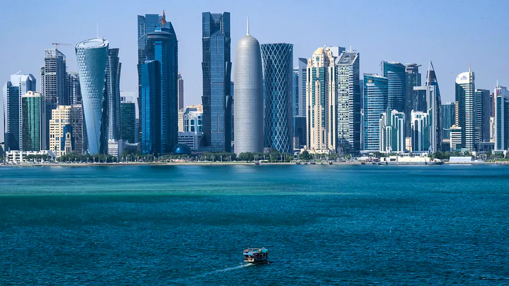 ARCHIV - Ein Boot fährt vor der Skyline von Doha (Katar) vorbei. Foto: Bernd von Jutrczenka/dpa
