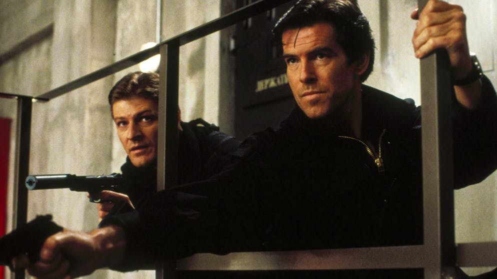 So alt ist der beste Bond-Film schon. Platz 15: Ein Geheimdienstkollege von Bond hat die Seiten gewechselt und bedroht nun mithilfe abtrünniger russischer Militärs die Welt. Er besitzt zwei moderne Satelliten mit Atomwaffen an Bord, die Computersysteme im British Empire zerstören können. Doch zum Glück gibt es 007 und die Spezialistin Natalya Simonova. «Goldeneye» war 1995 der erste Bond mit Pierce Brosnan (Bild, rechts) in der Hauptrolle.