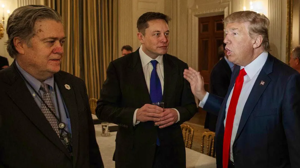 In the picture from 2017 they still seemed to be of one mind, today Trump supporters Steve Bannon (left) and Elon Musk (center) are anything but. (archive image)