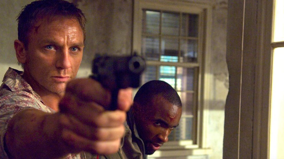 So alt ist der beste Bond-Film schon. Platz 7: «Casino Royale» mit Daniel Craig als Nachfolger von Pierce Brosnan funktionierte 2006 als glaubwürdige Charakterstudie und als Wiederbelebung eines angestaubten Filmmythos. Die Geschichte (Bond soll verhindern, dass ein von Mads Mikkelsen gespielter Schurke bei einem Poker-Turnier abräumt) ist zwar banal; vor allem aber geht es in dem Film um die Menschwerdung des Superagenten James Bond.