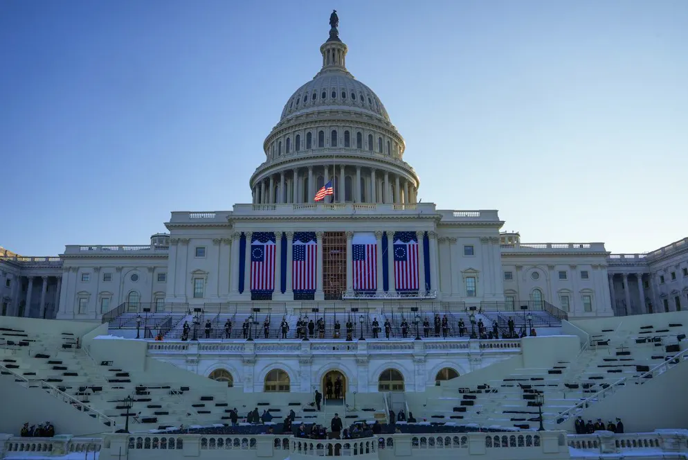 Lunedì Donald Trump giurerà a mezzogiorno nell'ala ovest del Campidoglio nelle mani del presidente della Corte Suprema John Roberts.