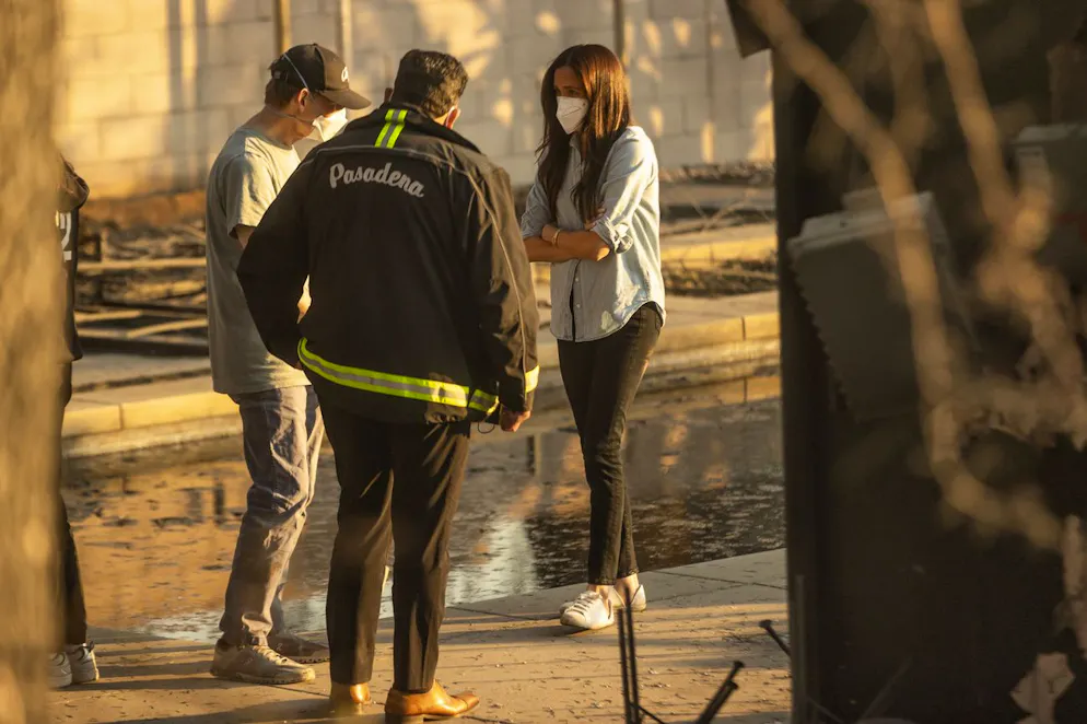 Meghan Markle, à droite, s'entretient avec le maire de Pasadena, Victor Gordo, au centre, et Doug Goodwin, dont la maison a été détruite par l'incendie d'Eaton, à Altadena, en Californie, le vendredi 10 janvier 2025.
