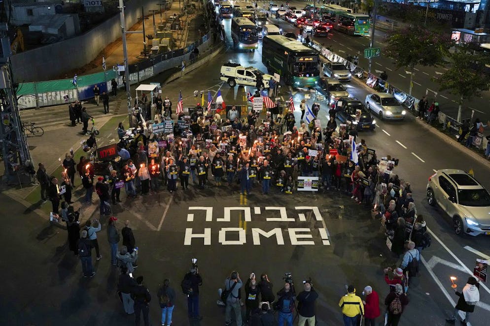 I dimostranti durante una protesta a Tel Aviv che chiede l'immediato rilascio degli ostaggi tenuti nella Striscia di Gaza da Hamas.