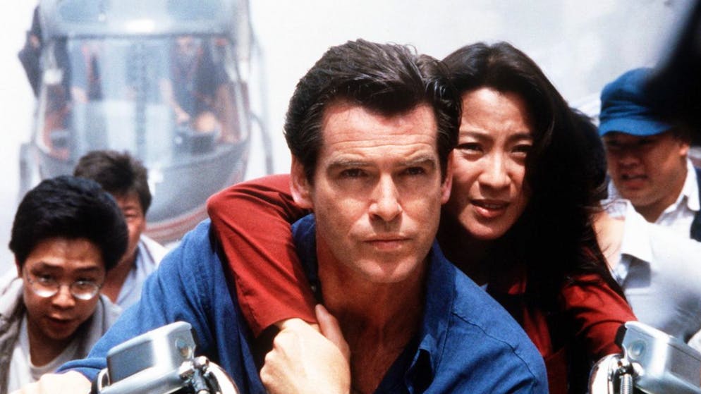 So alt ist der beste Bond-Film schon. Platz 8: In «Der Morgen stirbt nie» (1997) hat es 007 (Pierce Brosnan) mit einem Medienkönig zu tun, der mit Zeitungen, Fernsehsendern und Radiostationen die Meinung der Öffentlichkeit beherrscht. Doch Elliott Carver genügt das nicht: Er will einen Krieg zwischen China und Grossbritannien entfachen, um darüber exklusiv berichten zu können. Selbst für Bond-Verhältnisse ein mehr als merkwürdiger Plan.