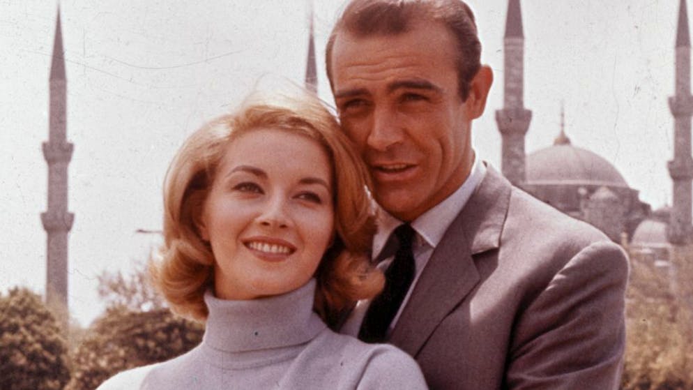 So alt ist der beste Bond-Film schon. Platz 16: Als russische Agentin Romanova musste man Daniela Bianchi später synchronisieren, da ihr Englisch so schlecht war. (Bild mit Sean Connery)