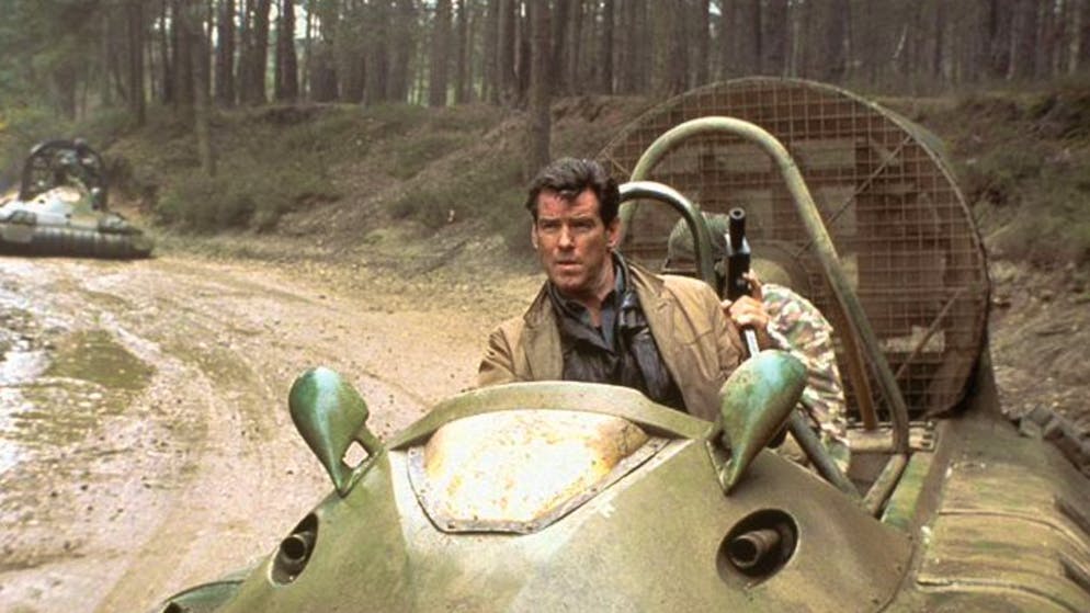 So alt ist der beste Bond-Film schon. Platz 4: Es war der vierte und letzte Auftritt von Pierce Brosnan als James Bond: In «Stirb an einem anderen Tag» (2002) hat 007 endlich wieder einen gleichwertigen, gefährlichen Schurken gegen sich. Zudem steht ihm mit Halle Berry ein ebenbürtiges Bond-Girl zur Seite, als 007 in Nordkorea einem illegalen Waffenhändler ein Ende bereiten will. Doch ein Maulwurf in den eigenen Reihen verrät die Mission.