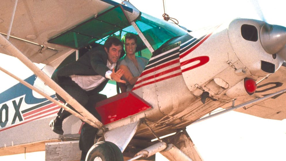 So alt ist der beste Bond-Film schon. Platz 10: Timothy Daltons zweiter Einsatz als 007 war auch sein letzter: Ein Drogenboss hat Bonds CIA-Kollegen Felix Leiter und dessen Frau umbringen lassen. Bond sinnt auf Rache. «Lizenz zum Töten» war 1989 bemerkenswert: Denn Bond handelt hier auf eigene Faust, verliert seine Tötungslizenz und überwirft sich mit seinem Vorgesetzten M.