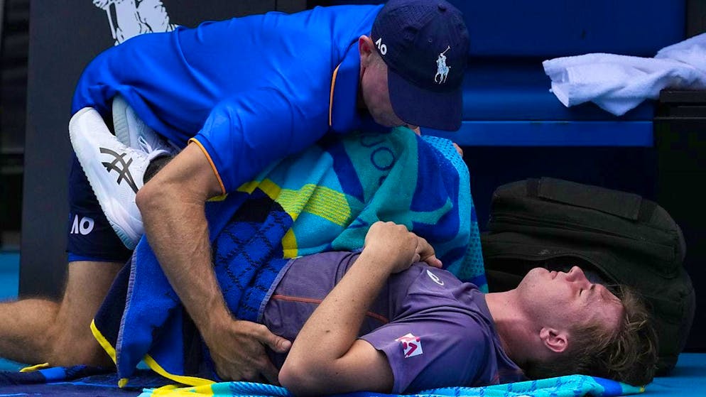 Dominic Stricker is still not in the best of health. He had to be treated by a physiotherapist against James Duckworth.