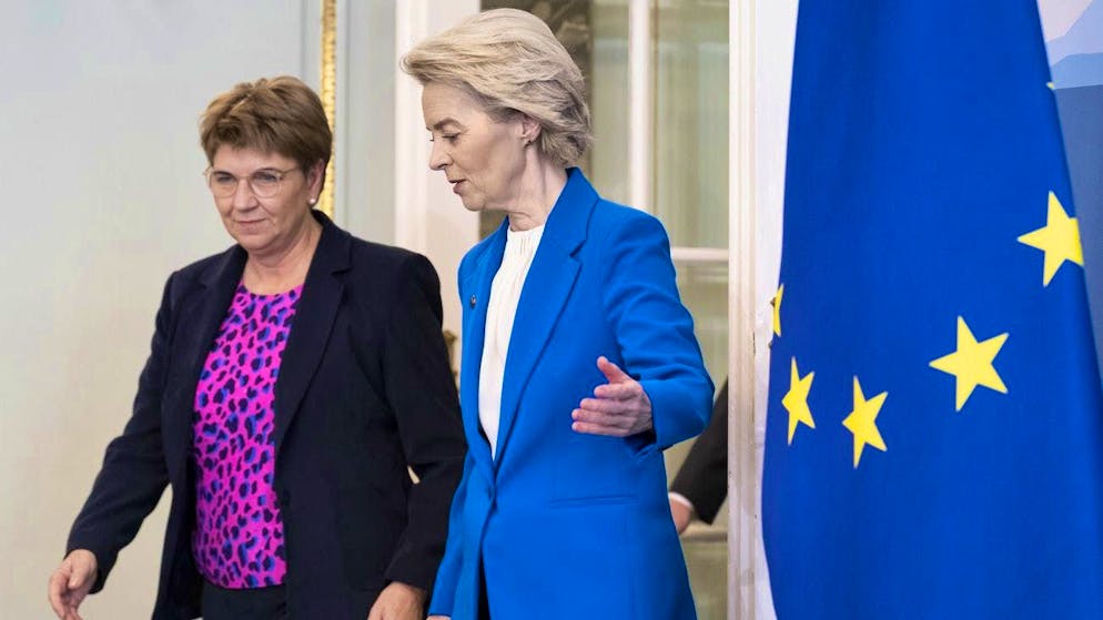 Viola Amherd (left), then President of the Swiss Confederation, at a media conference on the successful conclusion of negotiations with the EU alongside Ursula von der Leyen, President of the European Commission, in Bern on December 20, 2024.