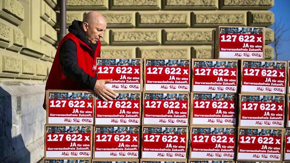 Surprisingly few of the signatures in these boxes are invalid. The picture shows Renato Werndli, Co-President of the IG Tierversuchsverbotsinitiative, submitting the signatures. (archive picture)