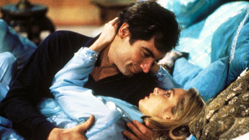 So alt ist der beste Bond-Film schon. Platz 18: Nach sieben Filmen mit Roger Moore schlüpfte Timothy Dalton 1987 in die Rolle des James Bond. In «Der Hauch des Todes» bekommt er es unter anderem mit dem Fiesling Necros zu tun und verhilft einem sowjetischen KGB-Funktionär zur Flucht. Aufwendige Stunts, zahlreiche, exotische Spielorte, ein Oberbösewicht – der Film wartet mit allen wichtigen Elementen eines Bond-Klassikers auf.