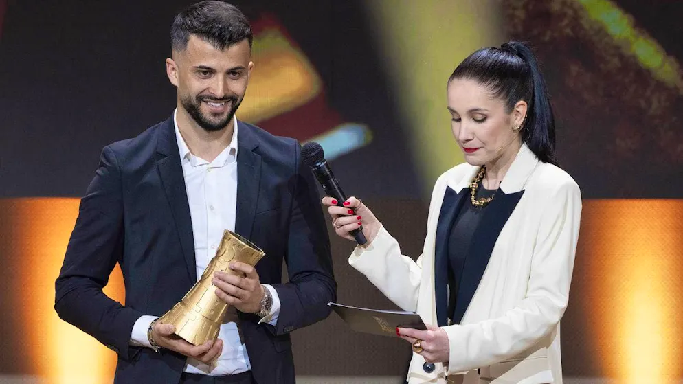 Valon Vazliu of FC Aarau is honored as Challenge League Player 2024.