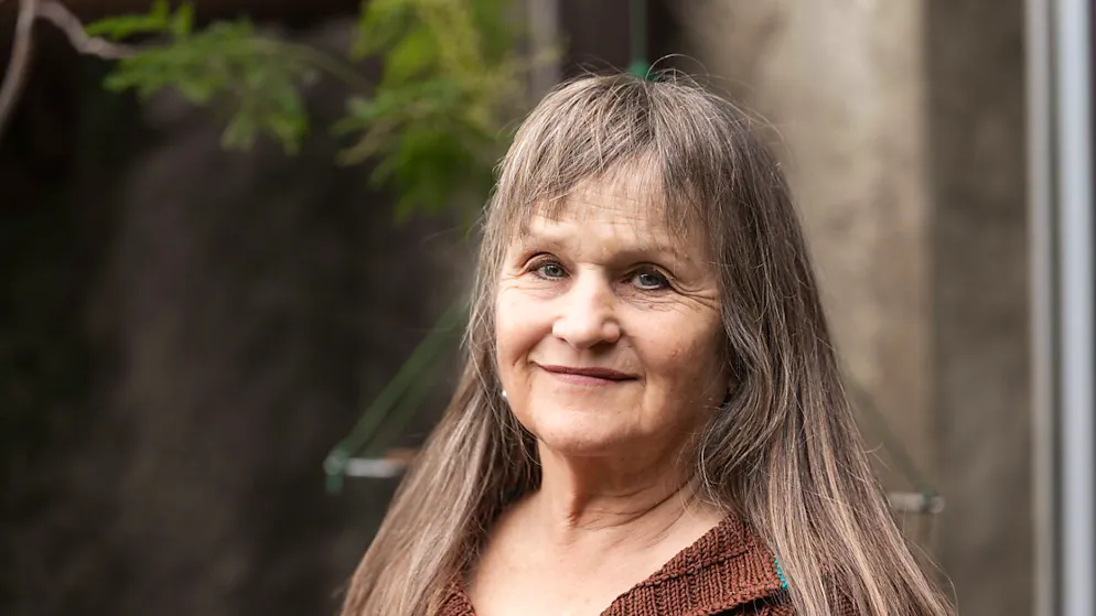 Die Clownin, Schauspielerin und Autorin Gardi Hutter erfindet sich neu. Ab kommendem Herbst startet sie mit einem neuen Stück und einer neuen Figur. "Gardi Zero" setzt sich damit auseinander, wie aus kleinen Dingen eine ganz Welt entsteht und wieder zerfällt.