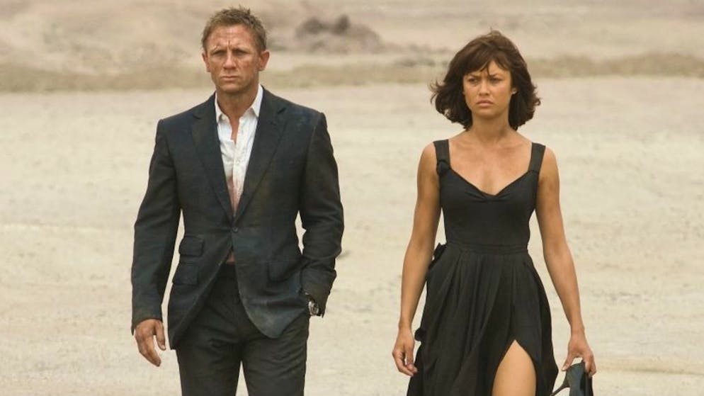 So alt ist der beste Bond-Film schon. Platz 12: Einen Titel hat «Ein Quantum Trost» (2008) sicher: Dies war ohne Frage der schnellste, atemloseste Bond-Film aller Zeiten. Kaum eine Einstellung in den Actionsequenzen dauert länger als eine Sekunde. Mit dem klassischen «Bond» hatte «Quantum», das zweite Abenteuer mit Daniel Craig als 007, wenig zu tun. Die Story hingegen ist klassisch: Ein Schurke will ein Regime stürzen, um sich selbst zu bereichern.