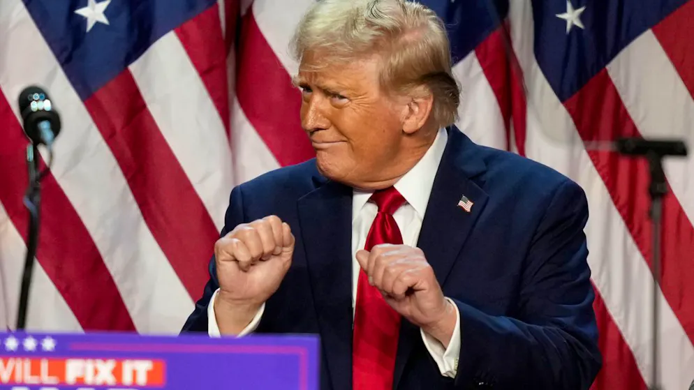ARCHIV - Donald Trump tanzt bei einer Wahlparty am 6. November 2024 in West Palm Beach, Florida. Foto: Alex Brandon/AP/dpa