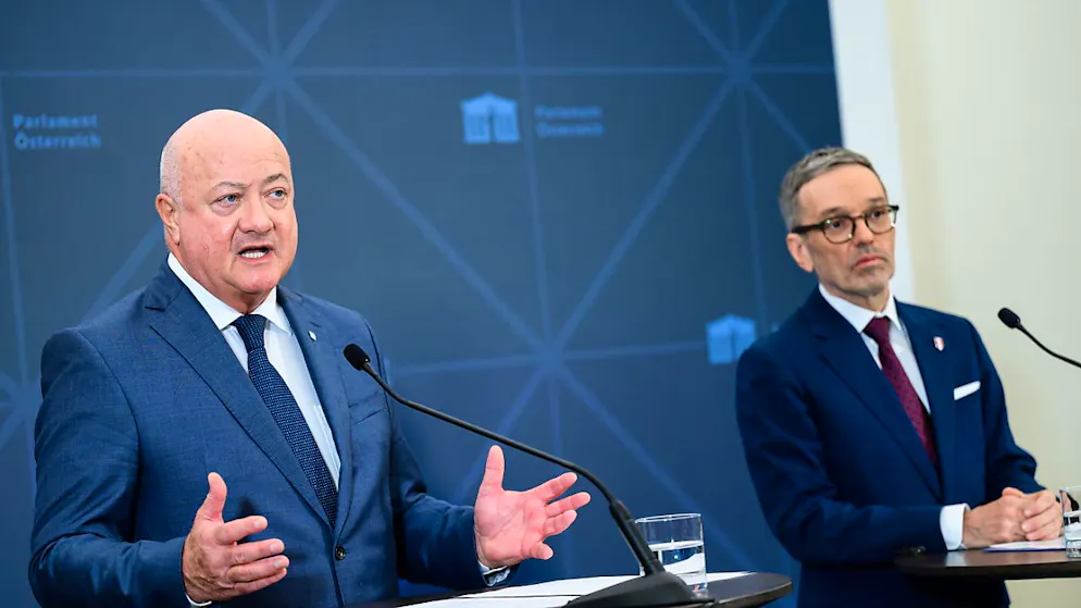 Le chef ad intérim du parti conservateur ÖVP, Christian Stocker (à gauche), et le chef du parti de la Liberté (FPÖ), Herbert Kickl, ont annoncé lundi à Vienne un accord sur le budget.