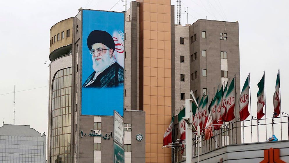 Guerra tra Iran e Israele. Un edificio del centro di Teheran con una gigantografia di Ali Khamenei (archivio).