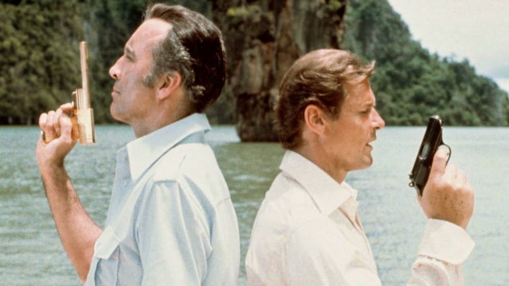 So alt ist der beste Bond-Film schon. Platz 5: James Bond (Roger Moore, rechts) kämpft im Fernen Osten gegen das weltbedrohende Böse in Gestalt eines Gangsterbosses namens Scaramanga (Christopher Lee). Der will einen Sonnengenerator zu seinen Zwecken missbrauchen. «Der Mann mit dem goldenen Colt» war 1974 Moores zweiter 007-Auftritt, hat einen charismatischen Schurken zu bieten und ist bis heute weithin unterschätzt.