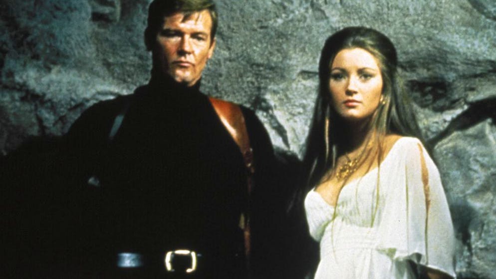 So alt ist der beste Bond-Film schon. Platz 3: 1973 schlüpfte ein Ironiker in die Rolle des Superagenten James Bond: Geliebt wurde Roger Moore von der 007-Fanschar nur bedingt – an Unterhaltungswert hat aber zumindest sein Bond-Debüt «Leben und sterben lassen» über die Jahre nichts verloren. In dem Film soll Bond den Tod dreier Kollegen untersuchen und bringt dabei nicht nur sich, sondern auch das Medium Solitaire (Jane Seymour) in Gefahr.