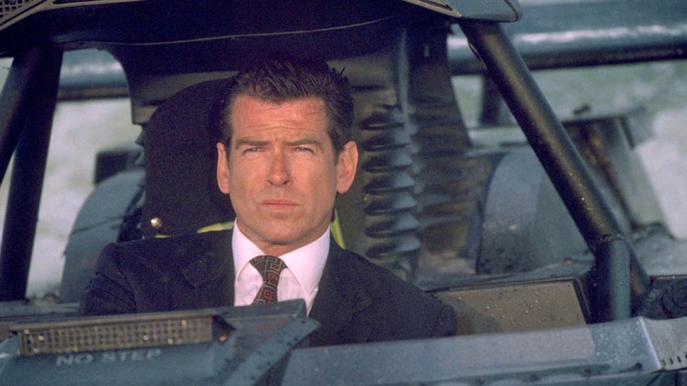 So alt ist der beste Bond-Film schon. Platz 25: In «Die Welt ist nicht genug» (1999) muss sich James Bond (Pierce Brosnan) mit dem gefühllosesten aller Bösewichte herumschlagen: Robert Carlyle, der als kahl geschorener Fiesling Renard den wohl eindrucksvollsten Bond-Kontrahenten seit Gert Fröbe in «Goldfinger» abgab. Der hat es auf die Ölmulti-Erbin Elektra King (Sophie Marceau) abgesehen, die allerdings ein doppeltes Spiel spielt.