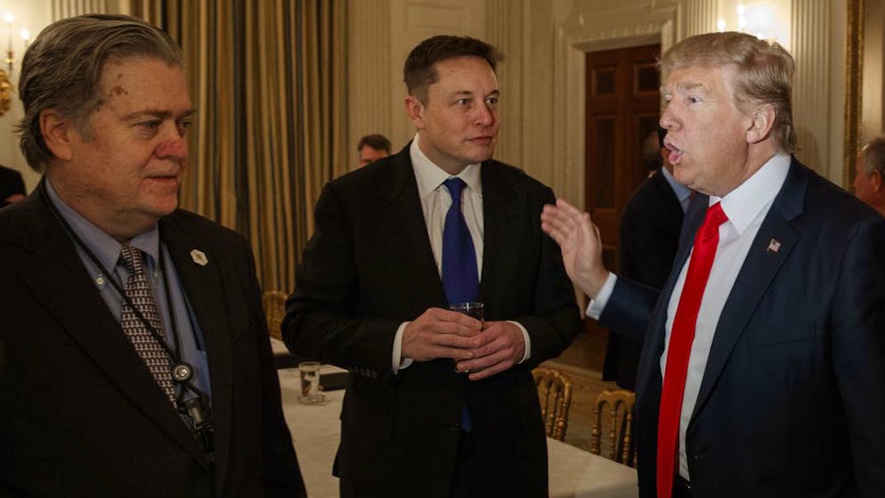 Auf dem Bild von 2017 schien man noch einer Meinung zu sein, heute sind sich die Trump-Anhänger Steve Bannon (links) und Elon Musk (Mitte) alles andere als einig. (Archivbild)
