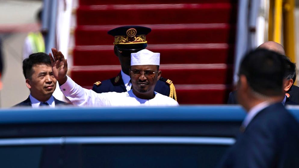 Die Partei des tschadischen Präsidenten Mahamat Idriss Déby Itno (in der Mitte) gewann nach offiziellen Angaben die Parlamentswahl. (Archivbild)